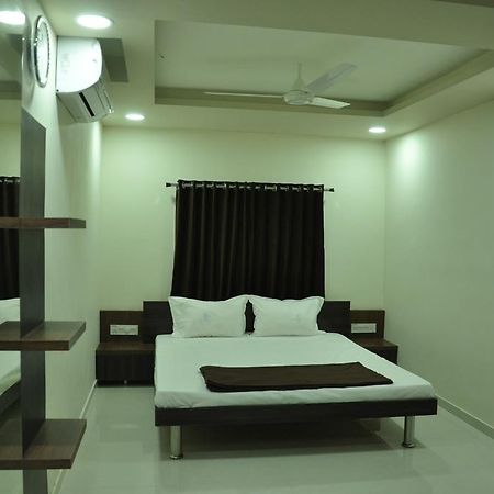 Shivdhara Hotel & Residence Раджкот Номер фото